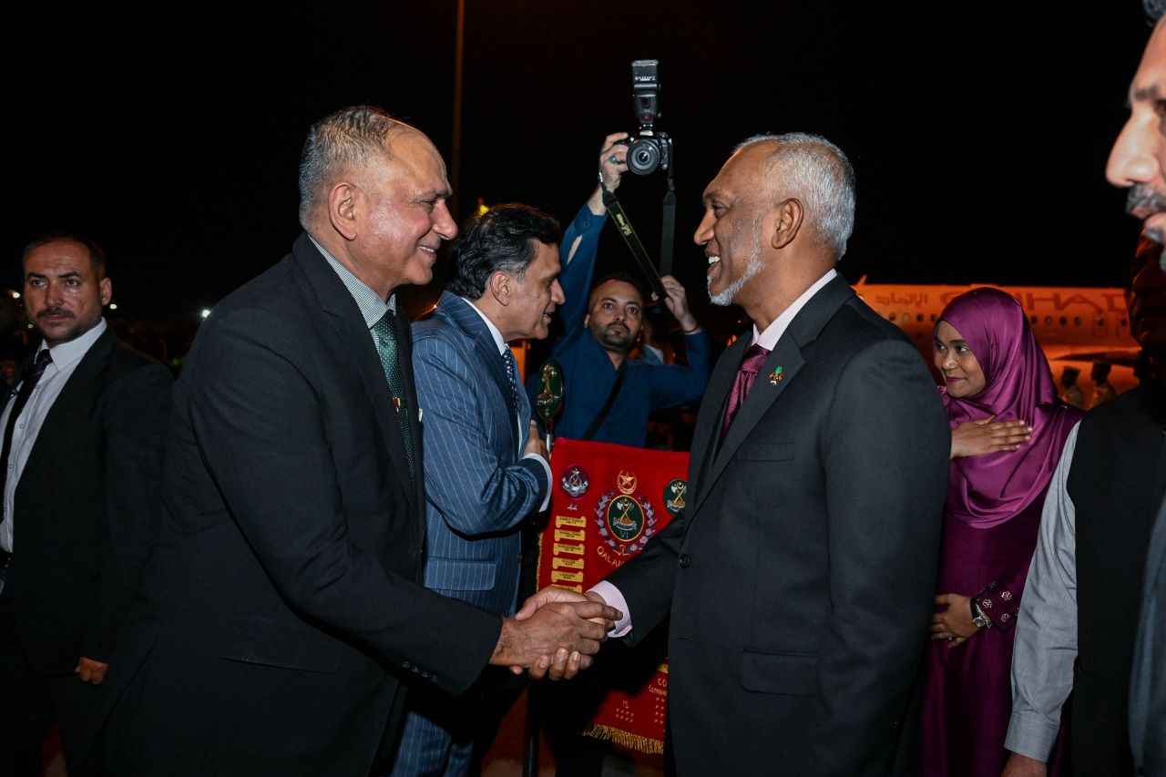 ފޮޓޯ: ރައީސްގެ ދެކަނބަލުން ފުރަމާނަ ދަތުރުފުޅެއްގައި ޕާކިސްތަނަށް ވަޑައިގަތުން 