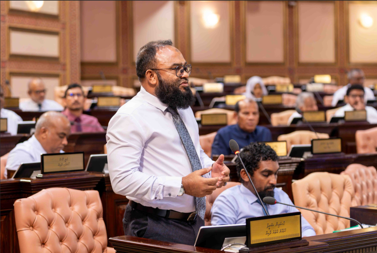 Hidhumaiy hoadhan, rayyithun siyaasee meehunge fahathun dhuvaakah nujehey