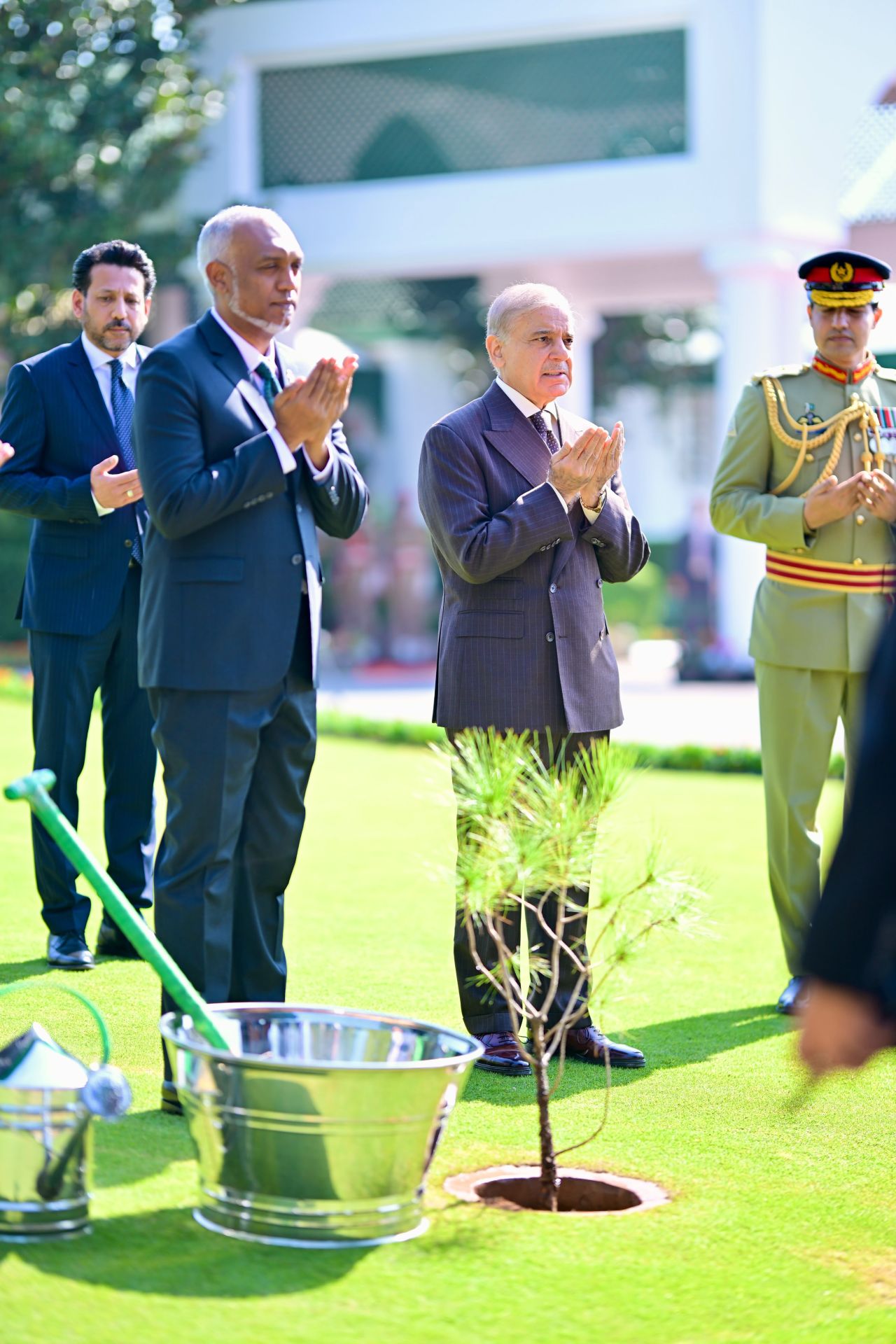 ފޮޓޯ: ރައީސް މުއިއްޒަށް ޕާކިސްތާނުން ރަސްމީކޮށް މަަރުހަބާ ދެންނެވުން