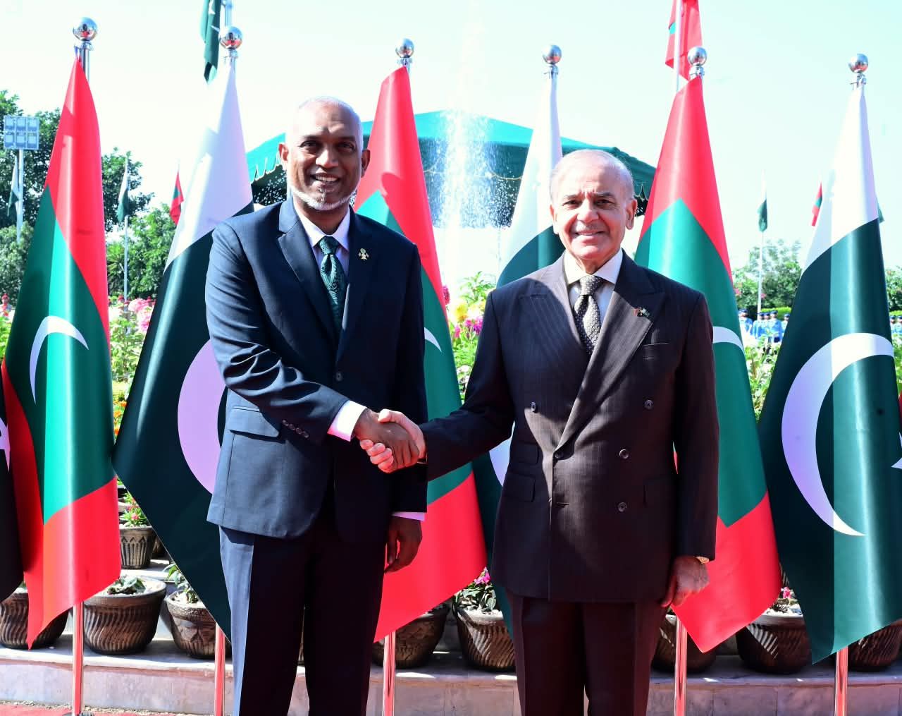 ފޮޓޯ: ރައީސް މުއިއްޒަށް ޕާކިސްތާނުން ރަސްމީކޮށް މަަރުހަބާ ދެންނެވުން