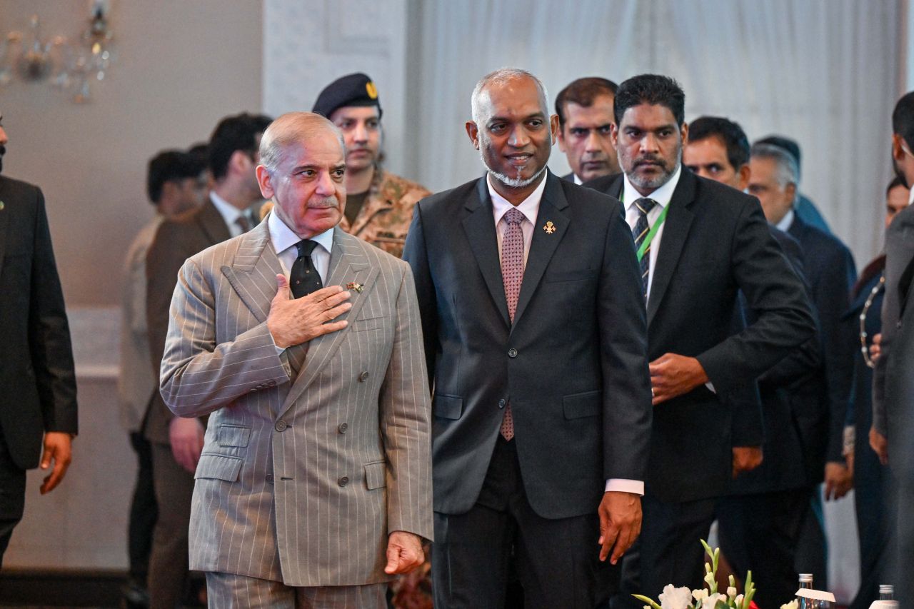 Raajje aai Pakistan aa dhemedhu seedhaa shipping ge hidhumai feshumah Raees aai Shehbaz  beynunfulhuvey