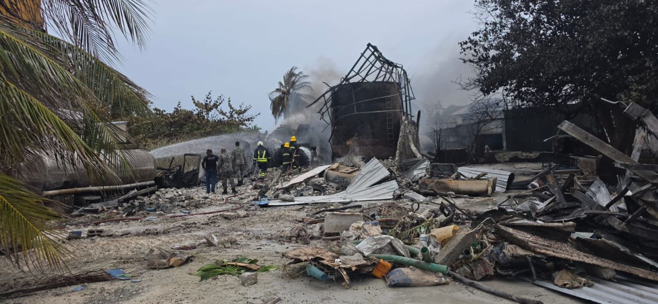 Funadhoo petrol shed gai roavun: 8 meehaku fihunu, jumla 20 meehakah ekivaruge aniyaa