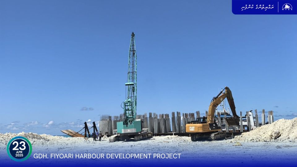 Fiyoaree bandharu: Concrete block ge furathama shipment gengosffi 