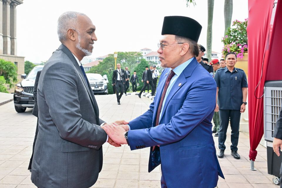 Raees, Malaysia ge minivan dhuvahuge thahuniyaa fonuhvvaifi 
