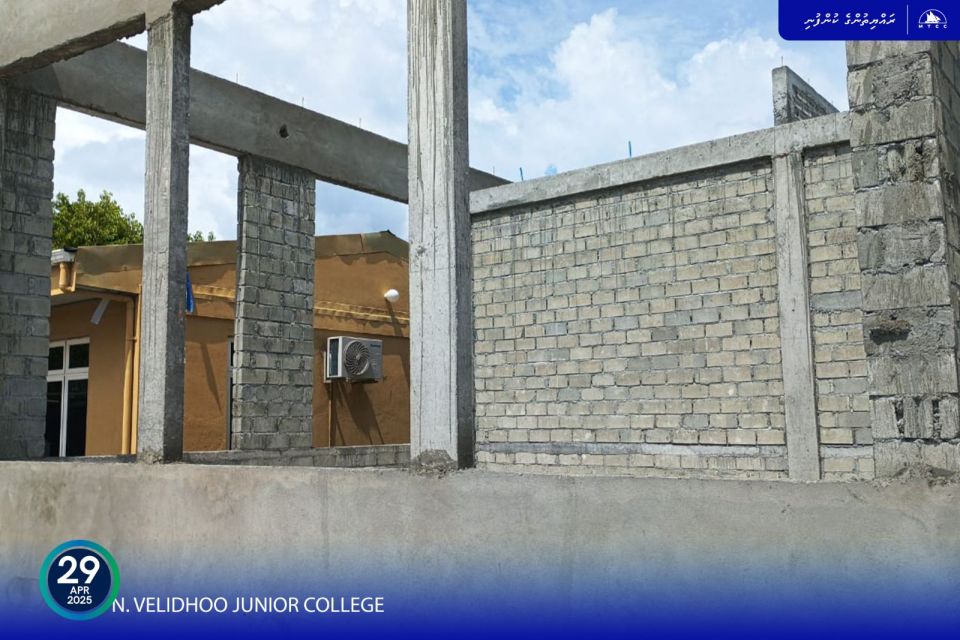 Velidhoo juniour college: Beyru faaraai interior wall plaster ge masakkaiythah kuriyah
