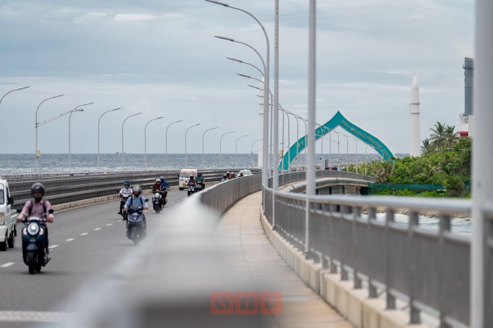 Bridge mathee cycle akaai car eh jehi accident eh hingaifi, 2 meehakah aniyaathakeh 