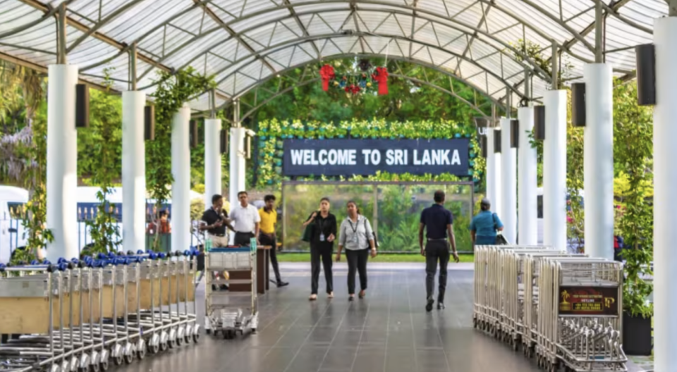 Lanka ge mai airport in 10 kilo ge cocaine athulaiganefi