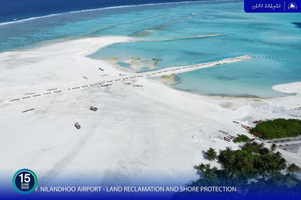 Nilandhoo airport: Sand bund wall ge bodu baeh ninmaifi