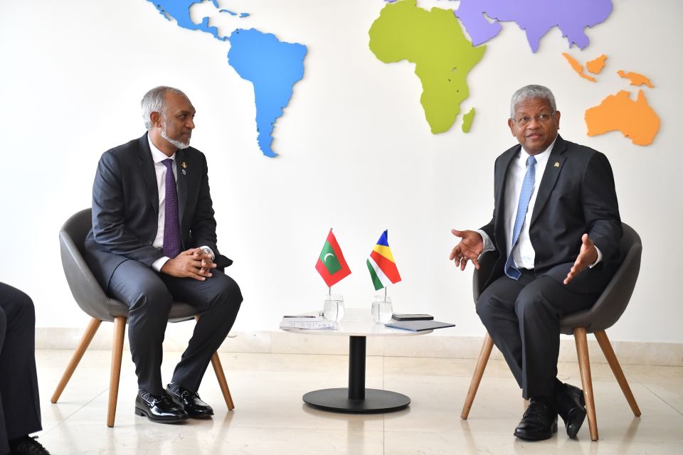 Seychelles ge minivan dhuvahuge thahuniyaa Raees fonuhvaifi  