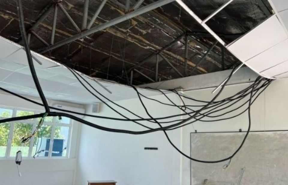 Vashafaru claasroom ehge ceiling vetti 2 dharivarakah aniyaa vejje  