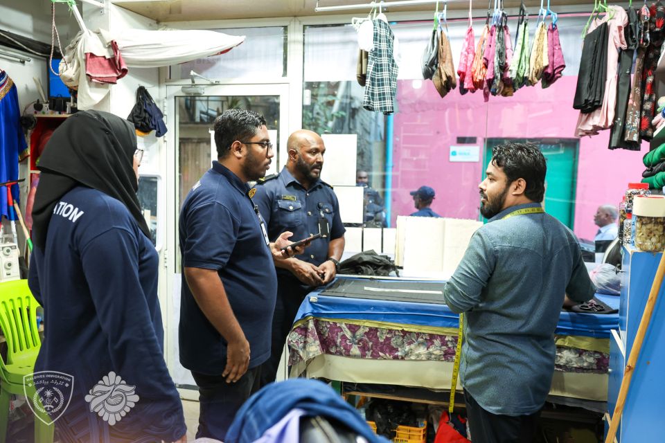 Naruhunnaai teacherunnaai tour guide in himeney gothah bidheyseen genaun manaakuranee 