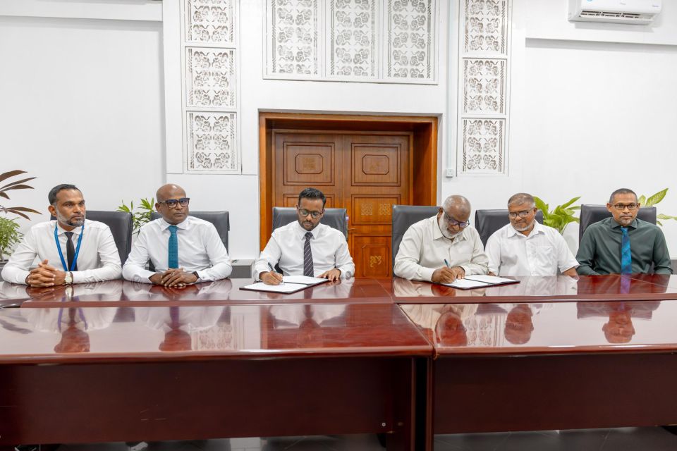 Nadella aa bandharu hedhumah bayakaa havaalukoffi 