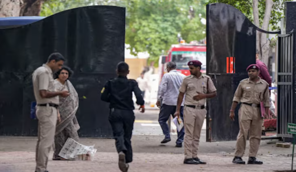 Delhi ge 3 school akah bomb ge inzaaru dheefi