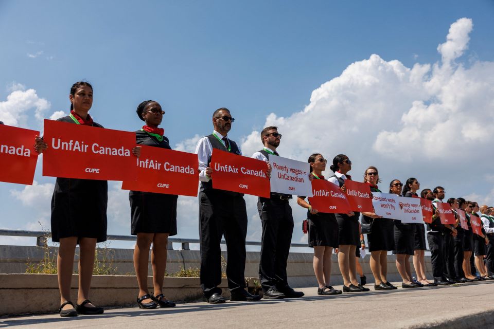 Falhuverin muzaaharaa kurumun AirCanada ge hurihaa flight eh suspend