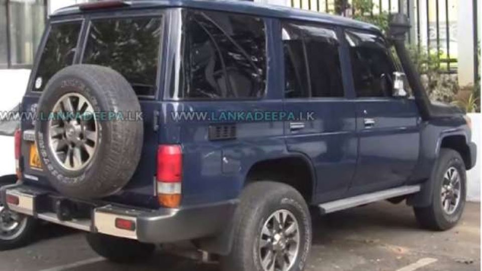 Lanka gai fake police jeep eh hifahattai 2 meehaku hayyarukoffi