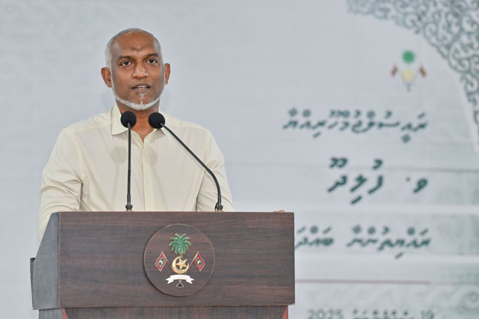 Rayyithun beynunvaa nama Fulidhoo bin hikkai dheynan: Raees