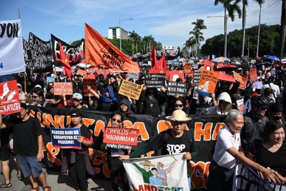 Philippines gai corruption aa dhekolhah muzaaharaathah fashaifi