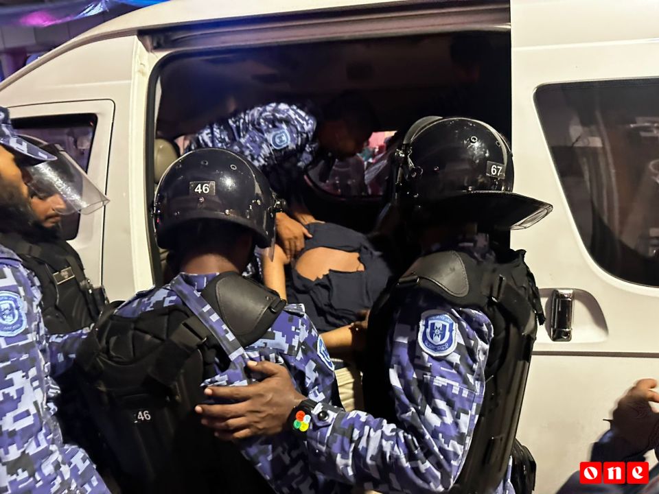 Muzaaharaigai fuluhunge vaajibah huras alhaa meehunnah fiyavalhu alhaane kamuge inzaaru 