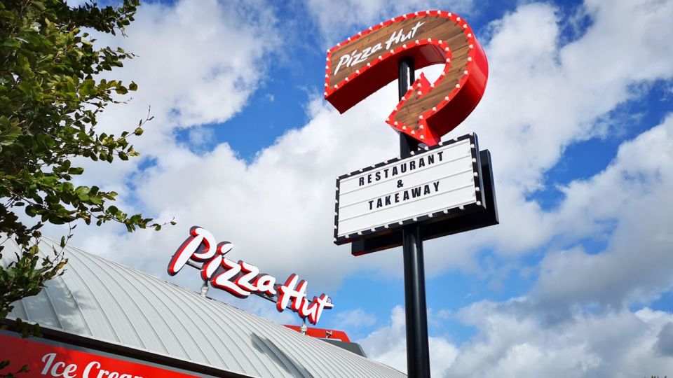 UK gai pizza hut ge 68 restaurant bandhukuranee