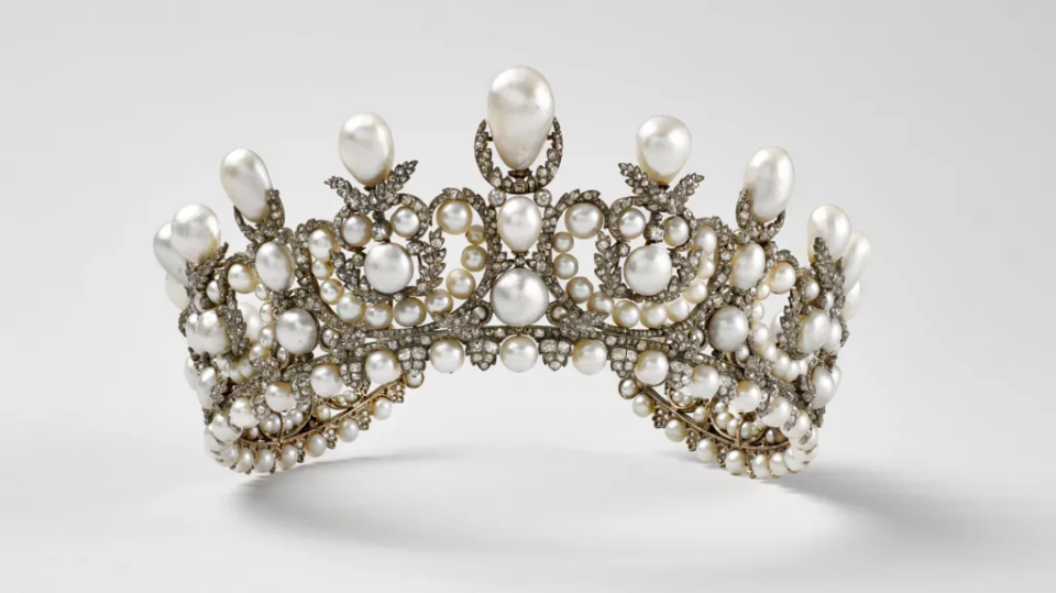 Stolen Louvre jewellery worth €88m, prosecutor says