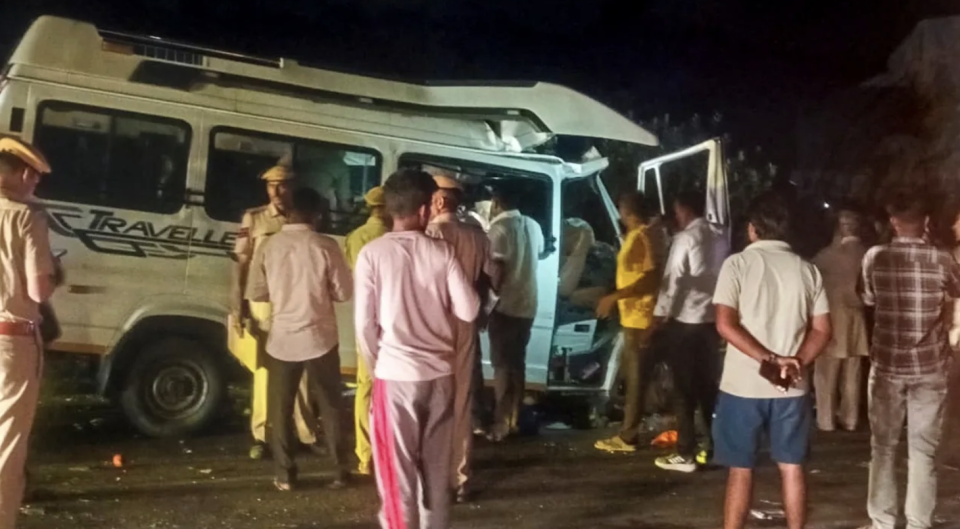 India gai hingi bus accident ehgai 15 meehaku maruvehjje