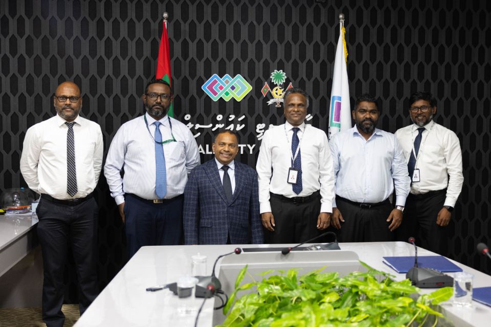 Male' ge eki sarahadhuthakugai, ATM ge hidhumaithakaa eku bus stop imaaraithakeh tahragee kuranee 