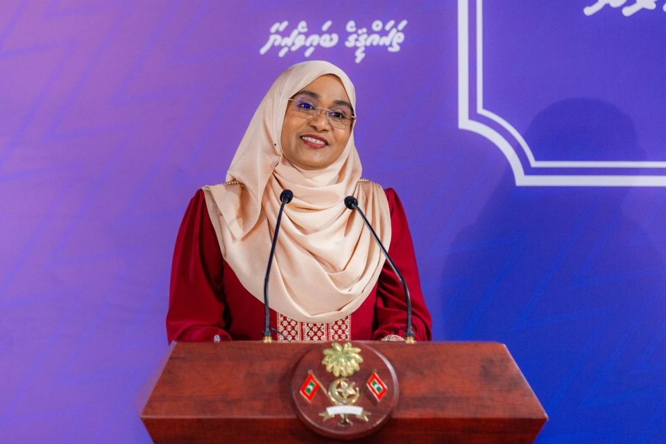 Kudakudhinnah himaayai dheynama kurimagah kuraa unmeedhu hageegathakah vaane: First Lady 