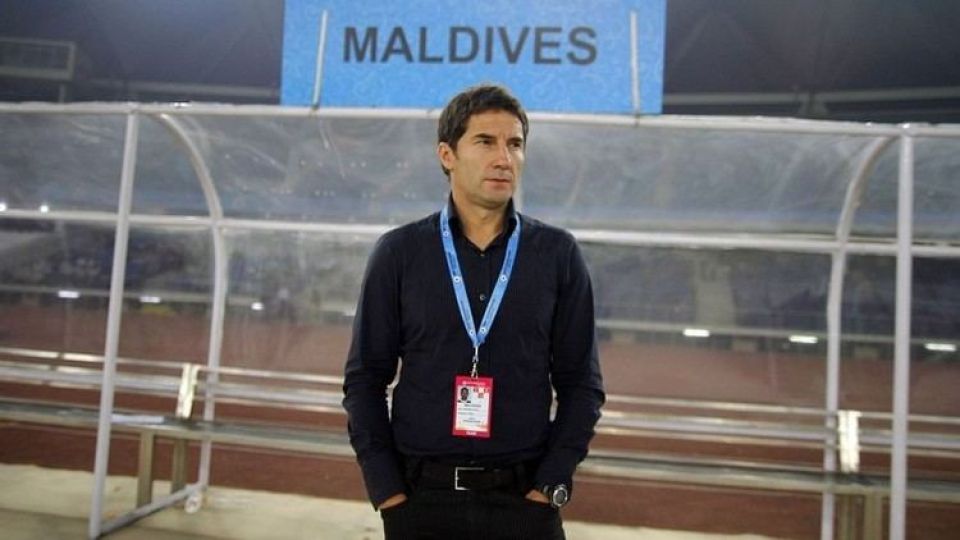 Raajjey gaumee team ge coach akah anekkaaves Urbanyi 