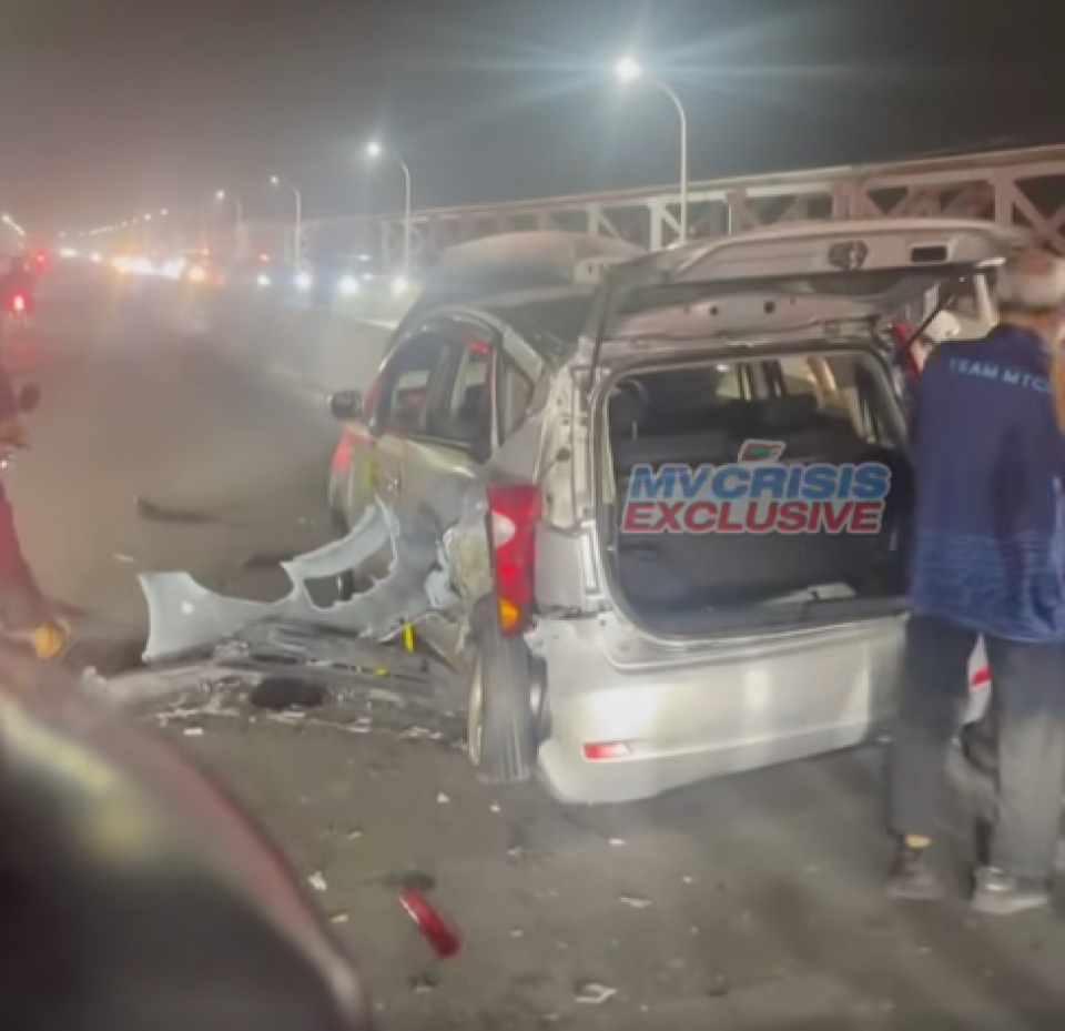 Highway gai hin'gi nurahkaatheri accident gai 4 meehakah aniyaaveije 