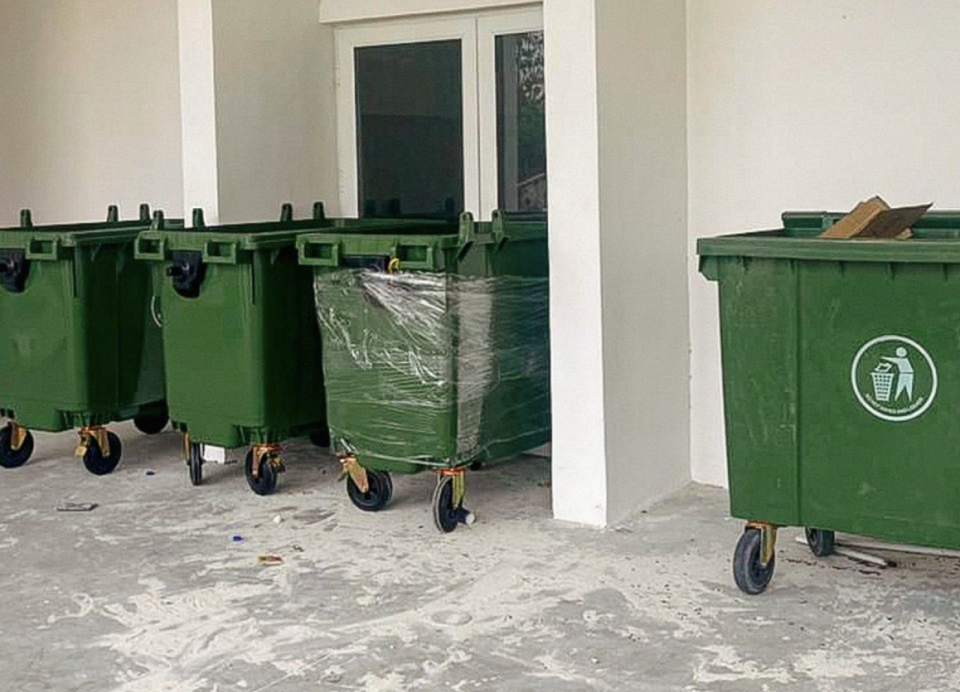 Kuneege massala boduvumun Fahi Flat thah kairee 32 dustbin bahattaifi 