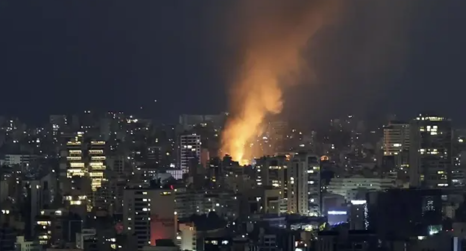 Israel in Lebanon ah hamalaadhee 254 meehun maraalaifi