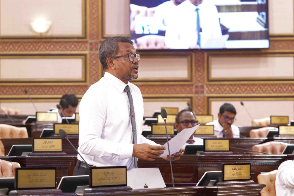 Vazeefaa adhaakuraa kuree ge sifainnaai fuluhunge inaayaiy kandaalaa massala majlis ah
