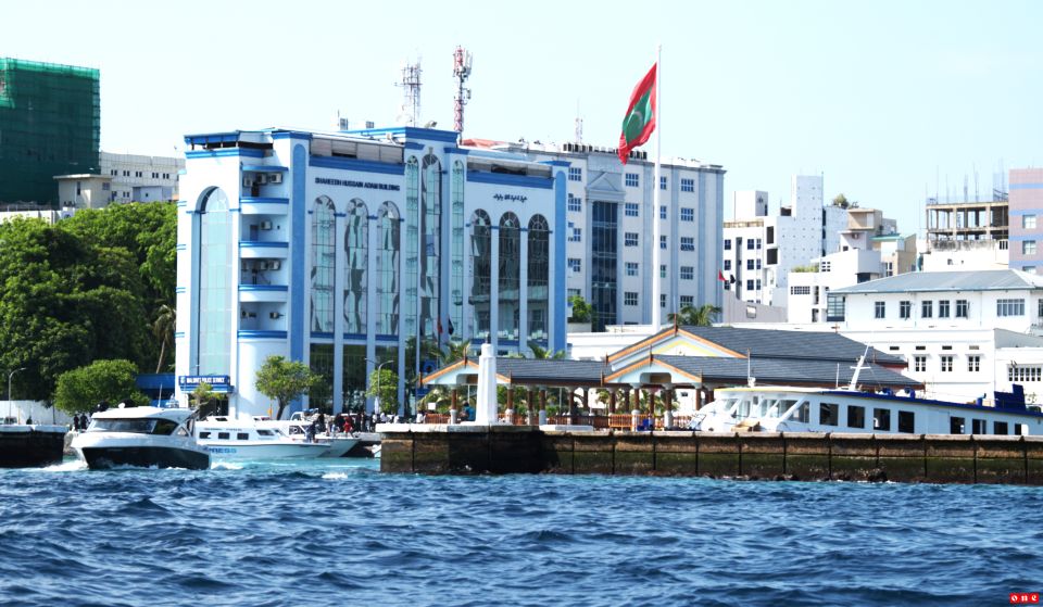 Fuluhunge hidhumathuge idhaaree hingumuge onigandakah bodethi badhaluthakeh genesfi 