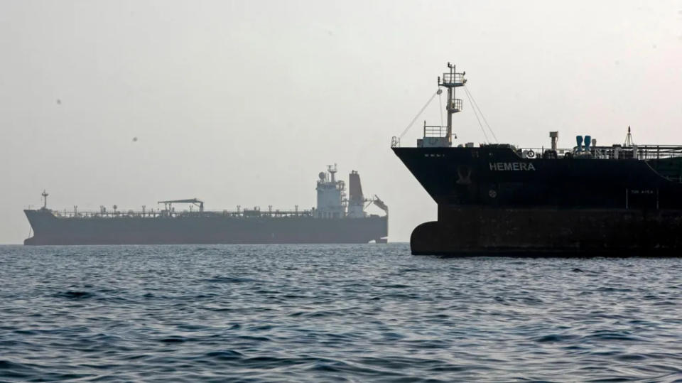 Iran and US report new wave of air strikes in Gulf