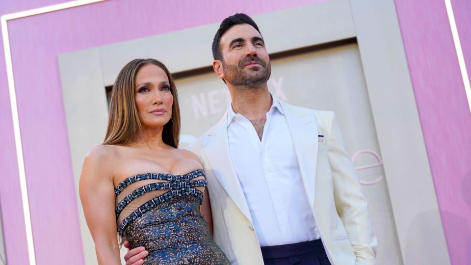 Netflix ge Office Romance ge New York premiere gai Jennifer Lopez aai Brett Goldstein baiverivejje