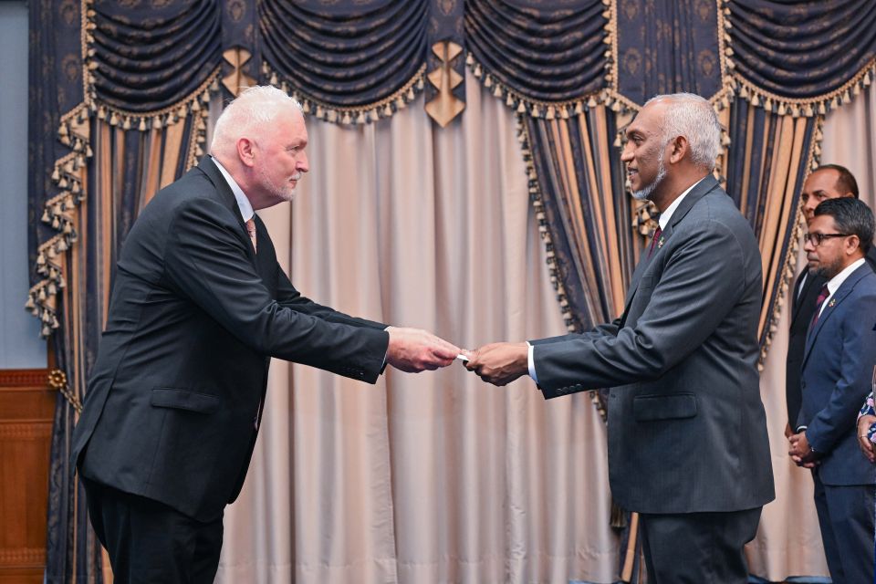 Farenseysivillathaai Netherlands adhi Phillipines ge safeerun Raees ah faiykolhu aruvaifi 