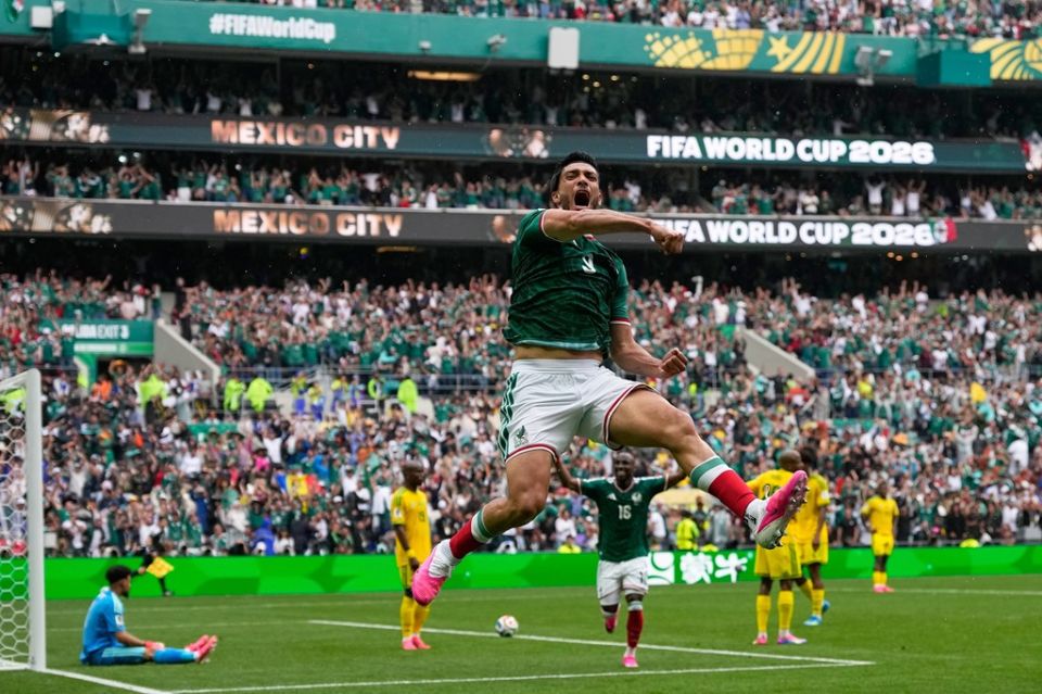 Thaareehee stadium gai 3 raiy card aai 2 goal, Mexico ah unmeedhee feshumeh 
