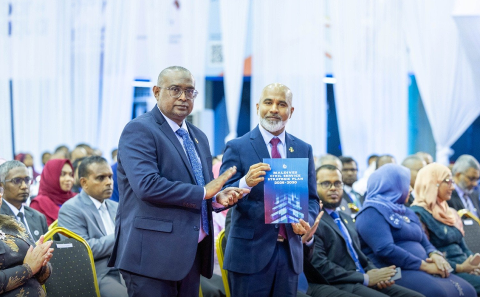 Rayyithun edhenee faseyha adhi avas hidhumathakah: CSC ge Raees