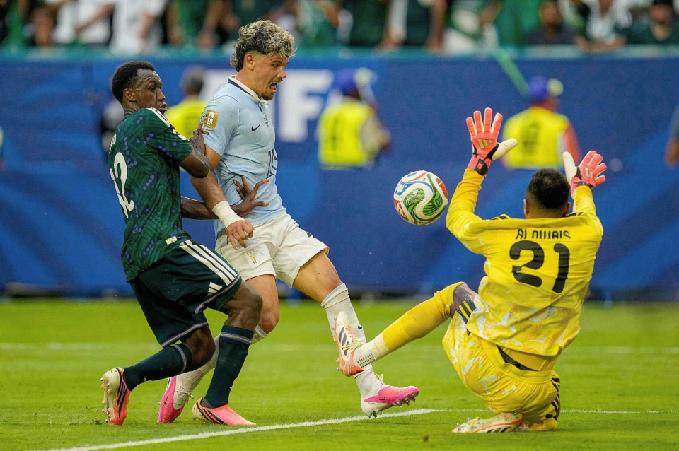 Saudi aai Uruguay evvaru, hero akee keeper Al-Owais