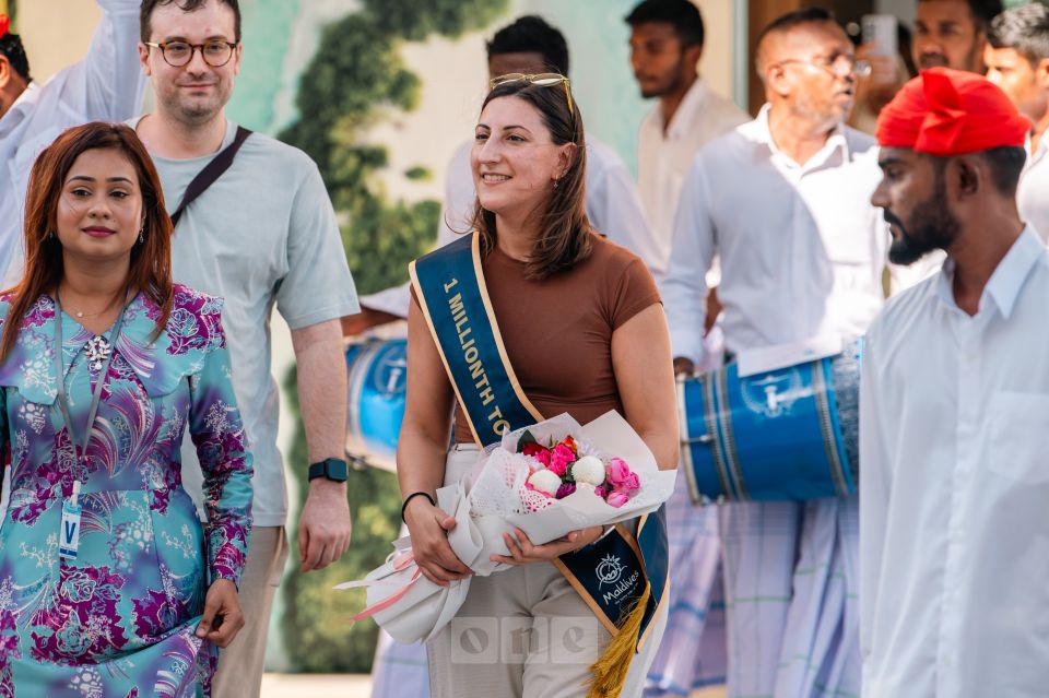 1 million vana fathuruveriakah Spain ge rayyitheh