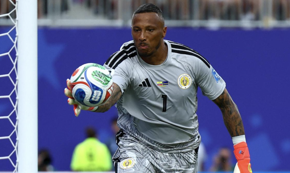 15 save aa eku Curacao keeper gaumee bathalakah, Ecuador shock ehgai 