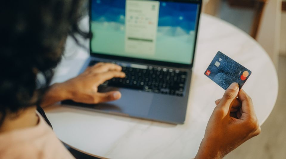 BML Master Card beynun kohgen 100,000 rufiyaa hoadhumuge furusathu