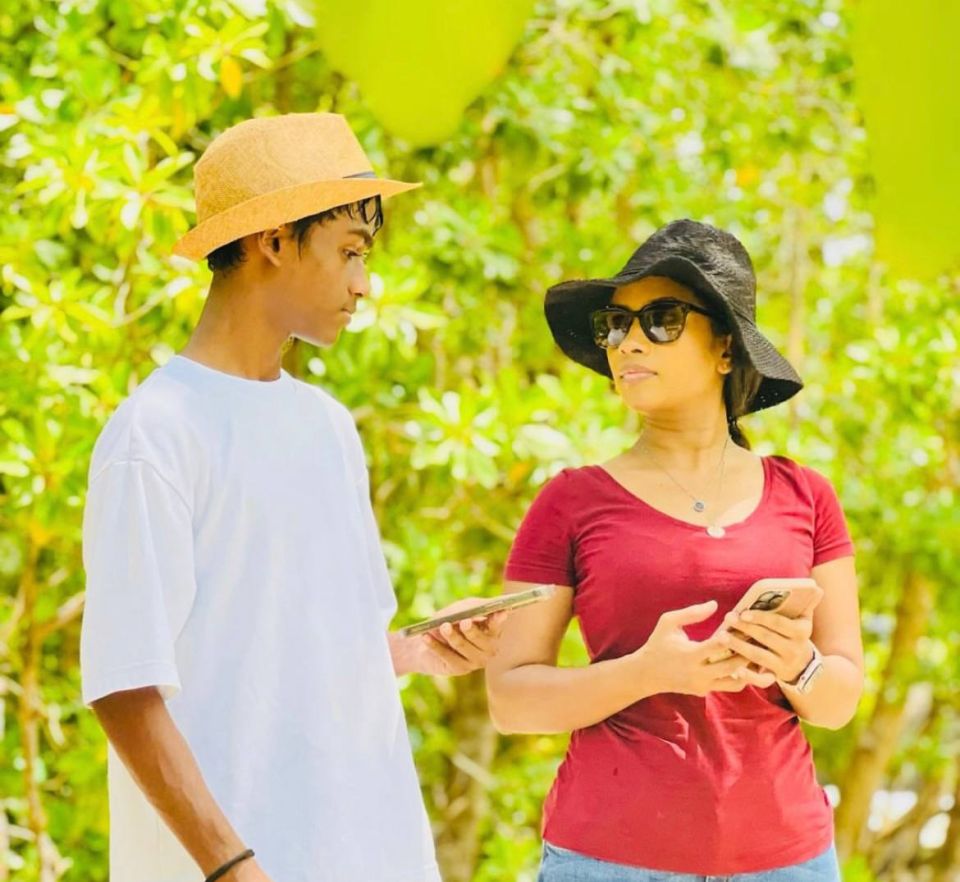 Alsan ge marah ahareh: Ashfa ge dhuniye adhives huttifai