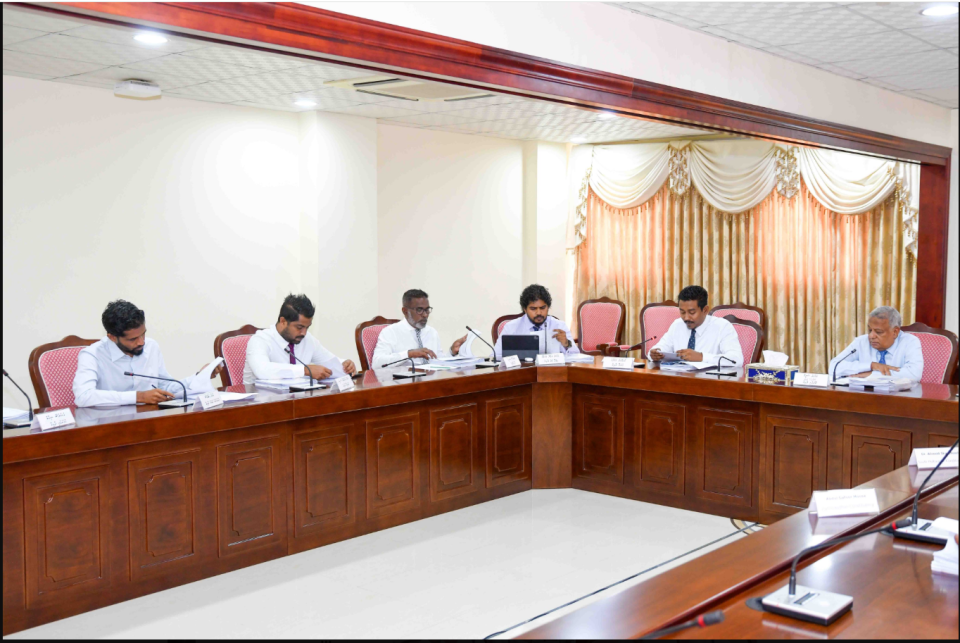 Fenaka Addu branch verinnah, money laundering ge thahugeegei 