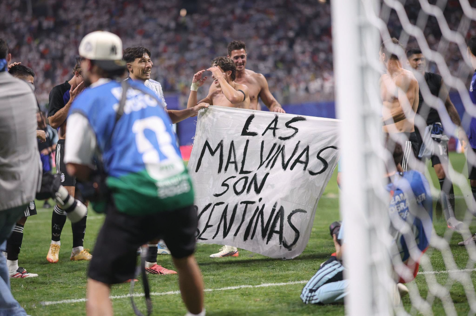 Falkland aa gulhey banner ge sababun FIFA in Argentina ah adhabu dheefaane 
