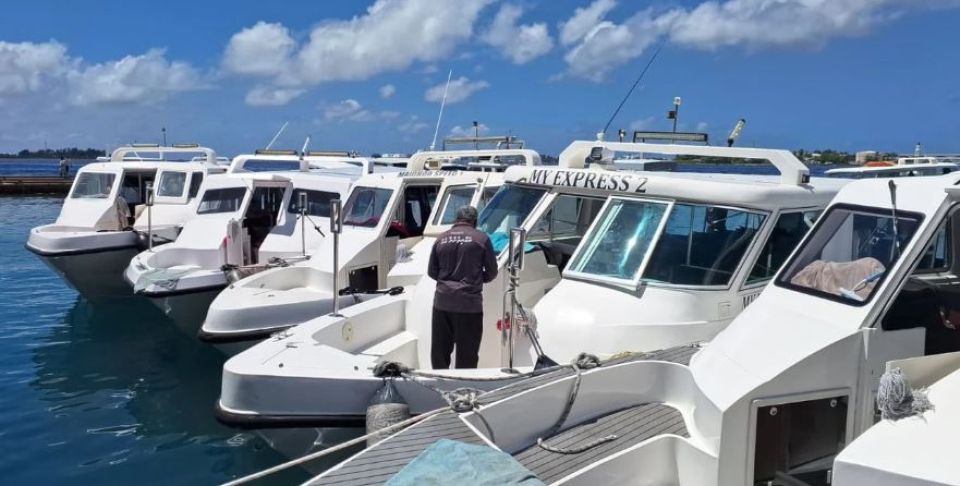 Minivan dhuvahuge harakaaiy thakah Izzudhun faalan sarahahdhuge falhu huskohdheyn edhijje