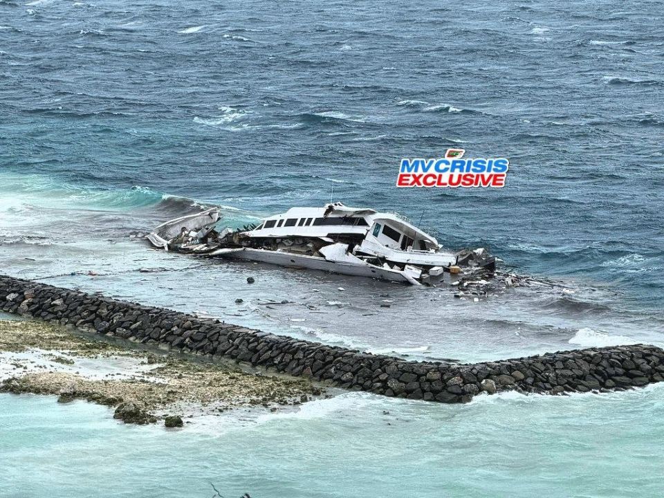 “Maafushi floating bar” faru maccha lahve hidhukolhe therey fundu fundu vejje