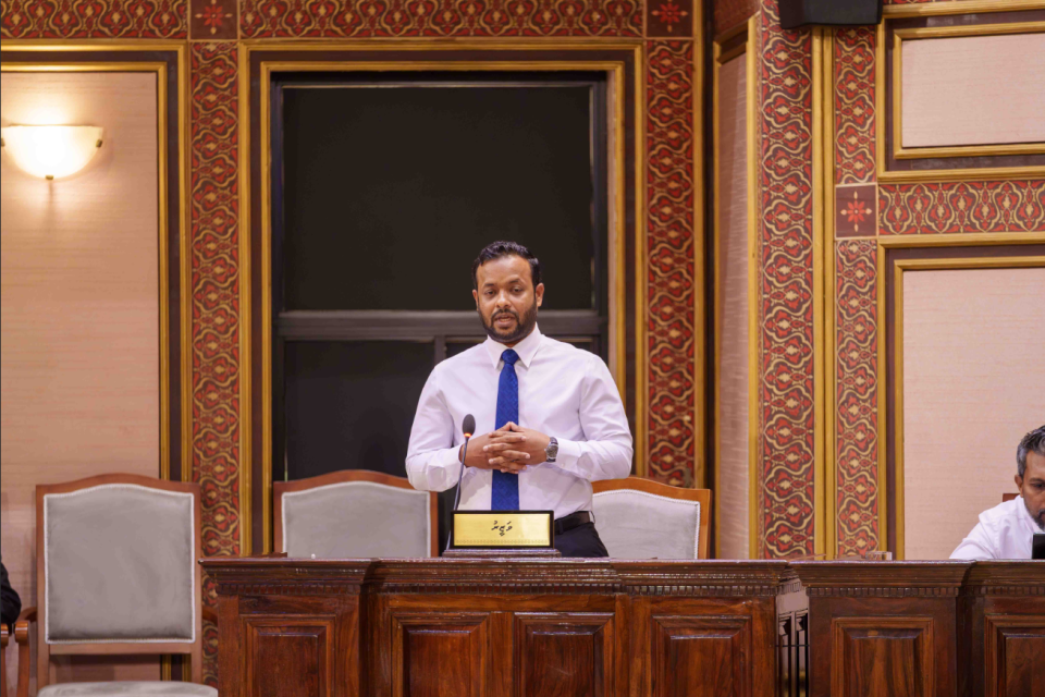 Thulusdhoo ah badhaluvaan beynun meehunnah bin hamajassaifin: Muhthalibu