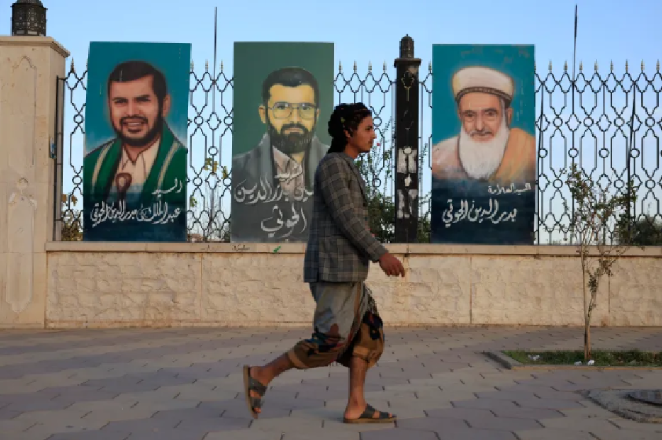 Yemen ge askaree camp thakakah Houthi in dhin hamalaathakeggai 30 sifain maruvejje