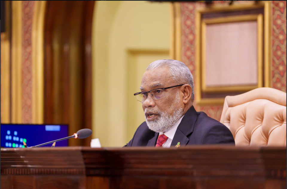 Gaanoonu asaasee aa hilaafu gaanooneh majlis in nuhadhaane: Majlis Raees